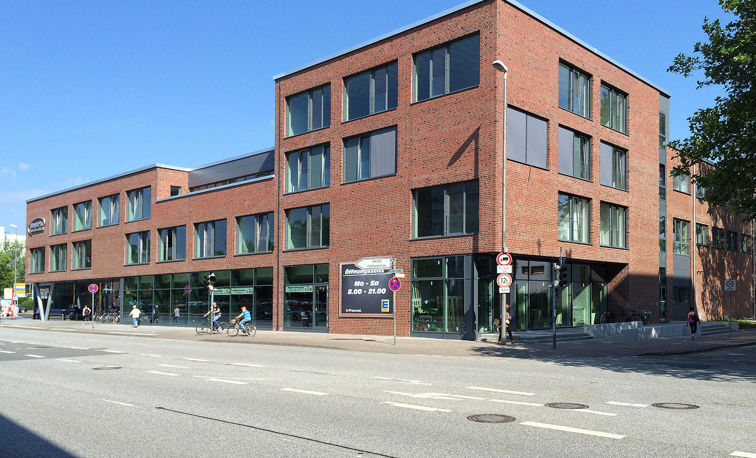 Geschäftshaus mit Frischemarkt Pinneberg Neubau und Umbau eines Edeka-Marktes mit Büro- und Gewerbeflächen, Tiefgarage
