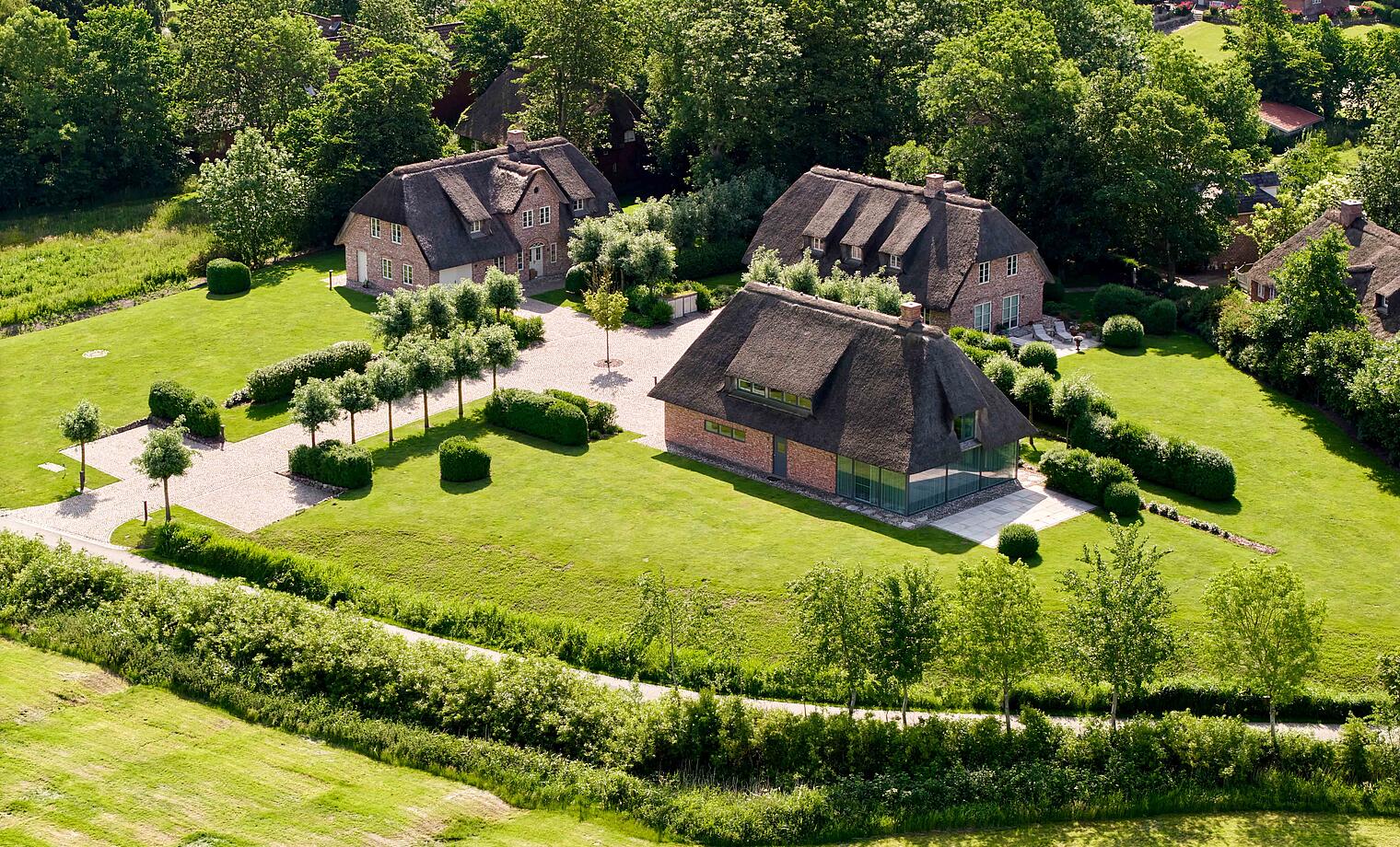 Voltswarft Fahretoft Neubau von 3 reetgedeckten Wohnhäusern